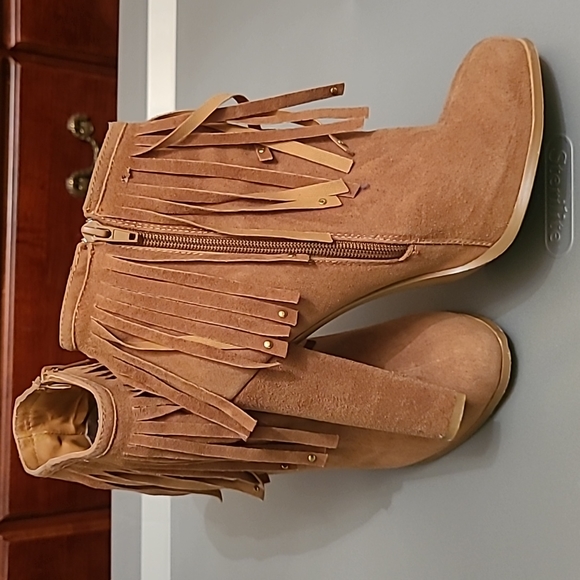 Heeled booties with fringe! - Picture 5 of 6